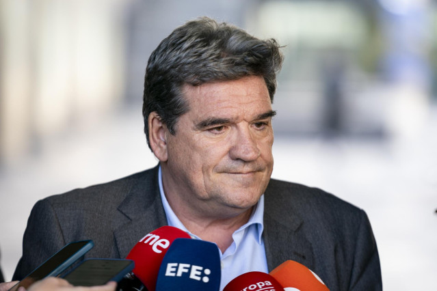 El ministro de Inclusión, Seguridad Social y Migraciones, José Luis Escrivá, atiende a medios a su llegada al Centro de Recepción, Atención y Derivación (CREADE) de Pozuelo de Alarcón, a 30 de octubre de 2023, en Pozuelo de Alarcón, Madrid (España). 150 m