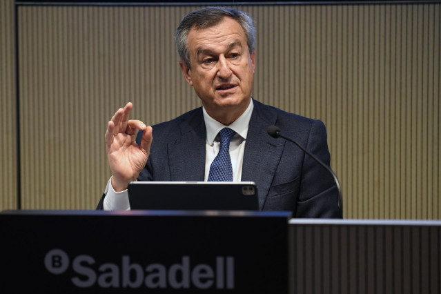 El consejero delegado del Banco Sabadell, César González-Bueno, interviene durante la presentación de resultados del tercer trimestre del banco Sabadell, en la sede de banco Sabadell, a 26 de octubre de 2023, en Madrid (España). Banco Sabadell ha obtenido