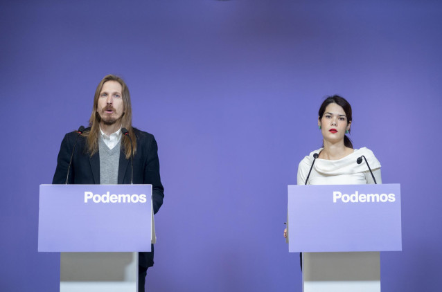 Los portavoces de Podemos Pablo Fernández e Isa Serra, durante una rueda de prensa, en la sede de Podemos, a 6 de noviembre de 2023, en Madrid (España).