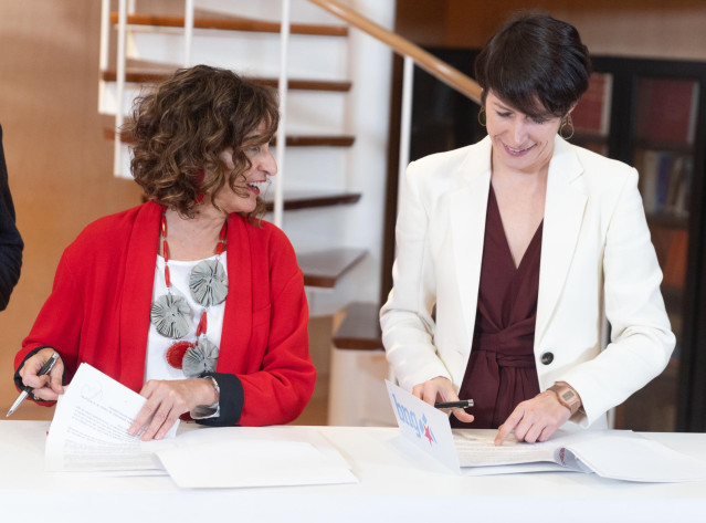 La ministra de Hacienda en funciones y vicesecretaria general del PSOE, María Jesús Montero (i) y la portavoz nacional del BNG, Ana Pontón (d), durante la firma de un acuerdo para la investidura del presidente del Gobierno en funciones, en el Congreso