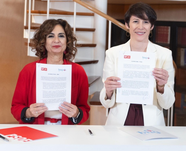 La ministra de Hacienda en funciones y vicesecretaria general del PSOE, María Jesús Montero (i) y la portavoz nacional del BNG, Ana Pontón (d), posan tras la firma de un acuerdo para la investidura del presidente del Gobierno en funciones, en el Congreso