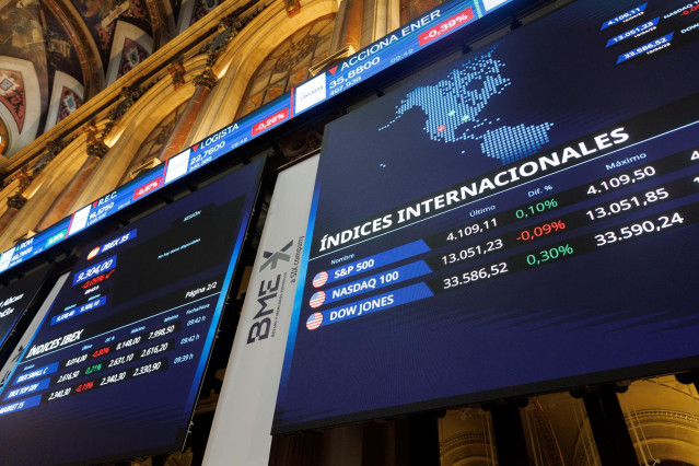 Archivo - Un panel del IBEX 35 en el Palacio de la Bolsa de Madrid, a 11 de abril de 2023, en Madrid (España).