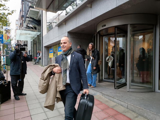 El secretario general de Junts per Catalunya, Jordi Turull, y la diputada de Junts, Miriam Nogueras, a su salida del Parlamento Europeo, a 6 de noviembre de 2023, en Bélgica (Bruselas).