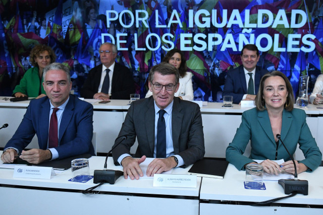 (I-D) El coordinador general del PP, Elías Bendodo; el presidente del Partido Popular, Alberto Núñez Feijóo y la secretaria general del PP, Cuca Gamarra, durante la reunión de la Junta Directiva Nacional, en la sede de Génova, a 6 de noviembre de 2023, en