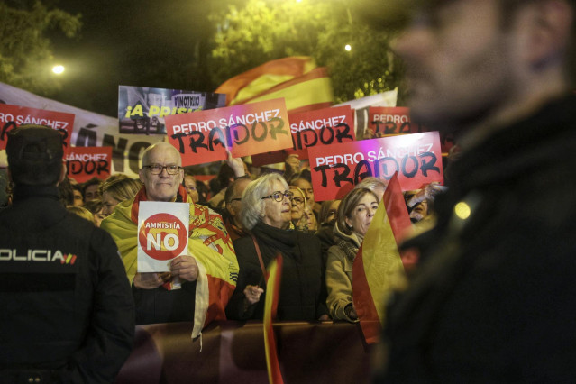 Decenas de personas durante una concentración en contra de la amnistía, frente a la sede del PSOE en la calle Ferraz, a 6 de noviembre de 2023, en Madrid (España).