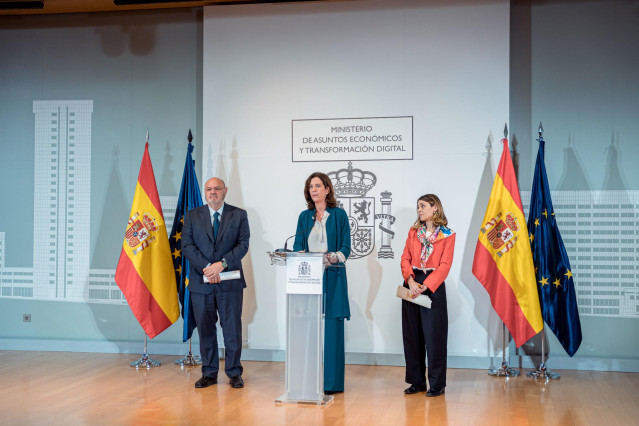 Archivo - El director general de CECA, José María Méndez; la presidenta y consejera delegada de AEB, Alejandra Kindenlán y la secretaria general de Unacc, Cristina Freijanes.