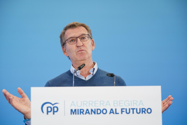 El presidente del PP, Alberto Núñez Feijóo, interviene durante un Congreso territorial extraordinario del PP vasco para elegir a su nuevo presidente, en el Palacio Europa, a 4 de noviembre de 2023, en Vitoria-Gasteiz, Álava, País Vasco (España).