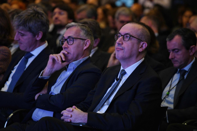 El consejero delegado de BBVA, Onur Genç (d), participa en el XXX Encuentro del Sector Financiero, en el Hotel Meliá Castilla, a 7 de noviembre de 2023, en Madrid (España). Este encuentro ha sido organizado por Deloitte y ABC.