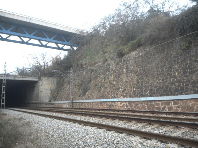 Muro de mampostería en una línea de ferrocarril