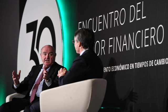 El vicepresidente del BCE, Luis de Guindos (i), participa junto al presidente de Deloitte, Héctor Flórez (d), en el XXX Encuentro del Sector Financiero, en el Hotel Meliá Castilla, a 7 de noviembre de 2023, en Madrid (España). Este encuentro ha sido organ