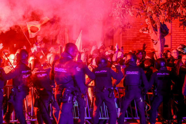 La Policía carga contra los manifestantes durante una concentración en contra de la amnistía, frente a la sede del PSOE en la calle Ferraz
