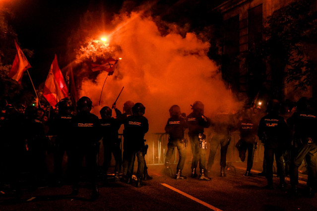 La Policía carga contra los manifestantes durante una concentración en contra de la amnistía, frente a la sede del PSOE en la calle Ferraz, a 6 de noviembre de 2023, en Madrid (España).