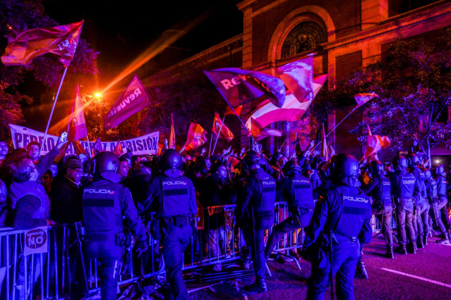 La Policía carga contra los manifestantes durante una concentración en contra de la amnistía, frente a la sede del PSOE en la calle Ferraz