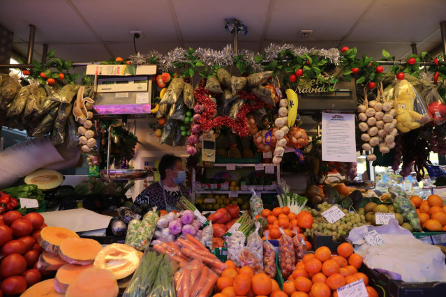 Archivo - Puesto de frutas y verduras en un puesto en el Mercado de San Isidro,