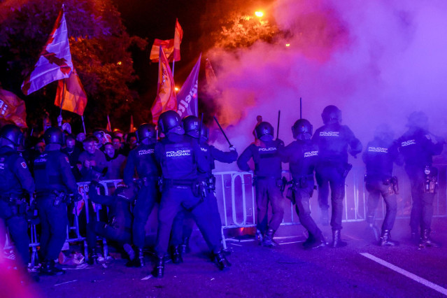 La Policía carga contra los manifestantes durante una concentración en contra de la amnistía, frente a la sede del PSOE en la calle Ferraz