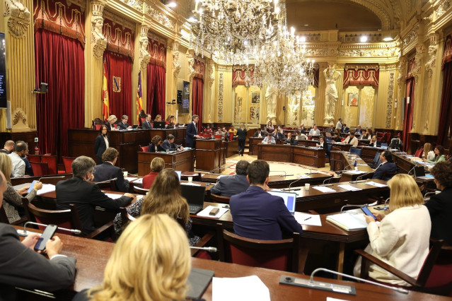 El vicepresidente del Govern y conseller de Economía, Antoni Costa, interviene en el Parlament en el debate del techo de gasto.
