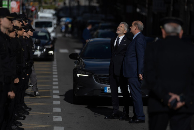 El ministro del Interior en funciones, Fernando Grande-Marlaska (2d) y el director general de la Policía, Francisco Pardo (1d), saludan a su llegada a la inauguración de la reformada sede de la comisaría de Policía Nacional del Distrito Centro de Madrid