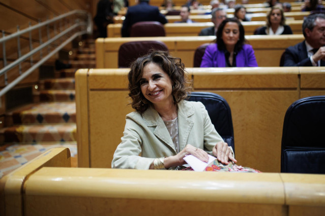 La ministra de Hacienda en funciones y vicesecretaria general del PSOE, María Jesús Montero, a su llegada a una sesión de control al Gobierno, en el Senado, a 7 de noviembre de 2023, en Madrid (España). Durante la sesión, se han abordado cuestiones como l