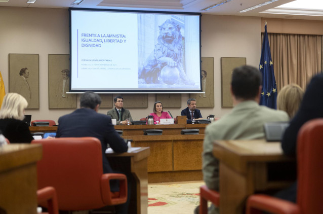 (I-D) El diputado Carlos Rojas; la secretaria general del Partido Popular, Cuca Gamarra, y el diputado Jaime de Olano, durante la inauguración las Jornadas Parlamentarias 'Frente a la amnistía: igualdad, libertad y dignidad', en el Congreso de los Diputad