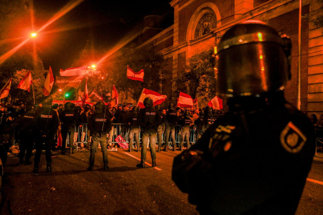 Varias personas durante una concentración en contra de la amnistía, frente a la sede del PSOE en la calle Ferraz, a 6 de noviembre de 2023, en Madrid (España).