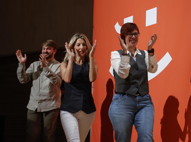 (I-D) El diputado de Compromís, Alberto Ibàñez, la líder de Sumar y vicepresidenta segunda y ministra de Trabajo y Economía Social, Yolanda Díaz, y la portavoz de Compromís en el Congreso, Àgueda Micó, durante un acto de Compromís-Sumar en València