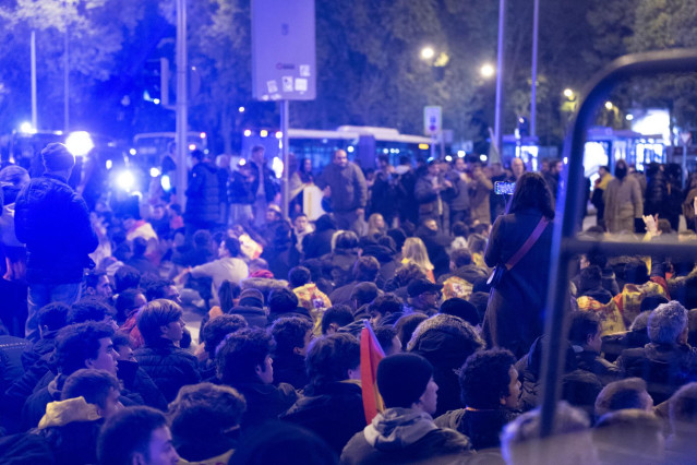 Decenas de personas con banderas y pancartas durante una manifestación en contra de la amnistía, por las calles del centro de Madrid, a 7 de noviembre de 2023, en Madrid (España).