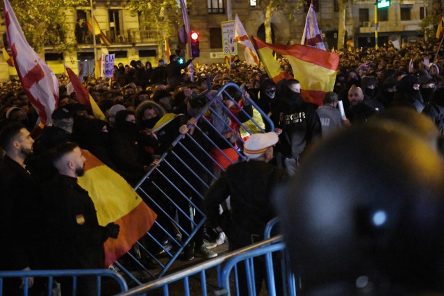 Decenas de manifestantes con banderas se enfrentan a la Policía, en la sede del PSOE en la calle Ferraz de Madrid, a 7 de noviembre de 2023, en Madrid (España).