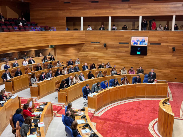 Sesión de control en el Parlamento de Galicia, con el trasfondo de los 