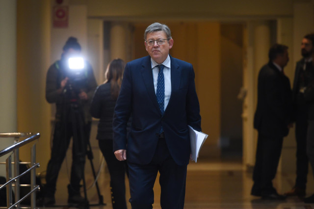 El secretario general del PSPV-PSOE, Ximo Puig, a su llegada a una sesión plenaria en el Senado, a 8 de noviembre de 2023, en Madrid (España).