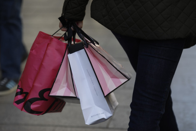 Archivo - La mitad de los consumidores situará su límite de gasto para 'Black Friday' en los 200 euros, según Aplazame.