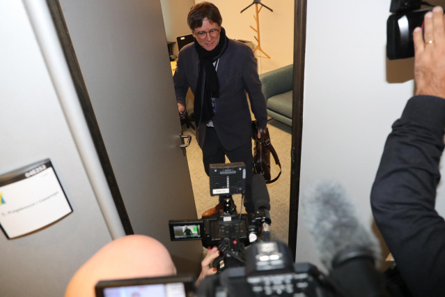 El expresidente de la Generalitat, Carles Puigdemont, a su llegada al Parlamento Europeo, a 8 de noviembre de 2023, en Bélgica (Bruselas).