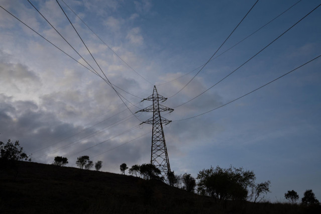 Archivo - Tendido eléctrico, a 31 de diciembre de 2022, en Barcelona, Cataluña (España). El precio de la luz para los clientes de tarifa regulada vinculados al mercado mayorista ha cerrado 2022 en 209,4 euros por megavatio hora (MWh) de media, por lo que