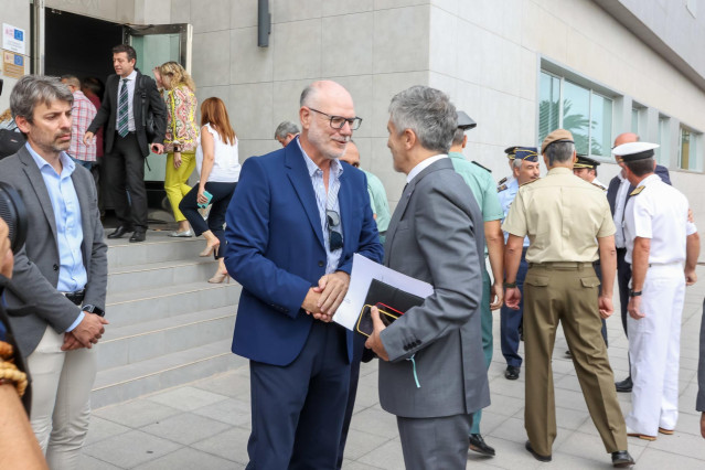 El ministro de Interior en funciones, Fernando Grande-Marlaska (3i), saluda a su llegada a una reunión de coordinación sobre la inmigración, en el Centro de Coordinación Regional de Canarias, a 16 de octubre de 2023, en Las Palmas de Gran Canaria, Gran Ca