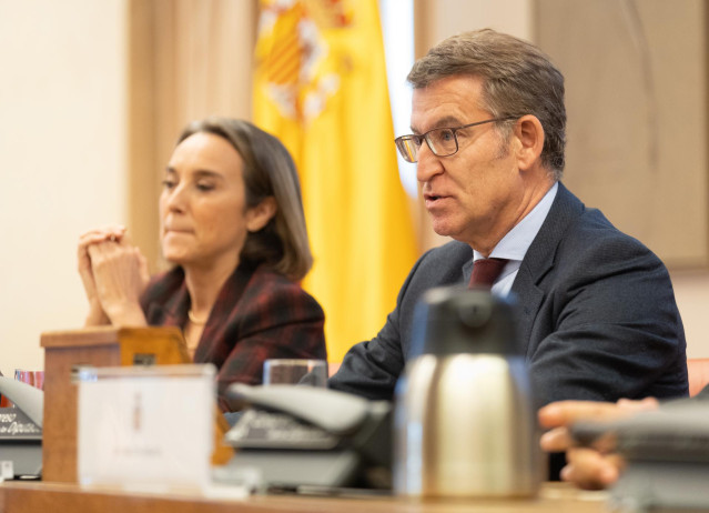 La secretaria general del PP, Cuca Gamarra y el presidente del PP, Alberto Núñez Feijóo, durante el segundo día de las Jornadas Parlamentarias 