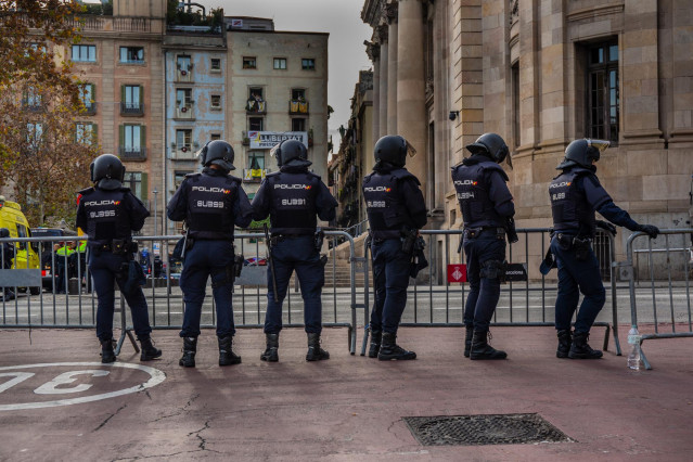 Archivo - Agentes de la Policía Nacional situados en la Jefatura de Vía Laietana durante una protesta independentista