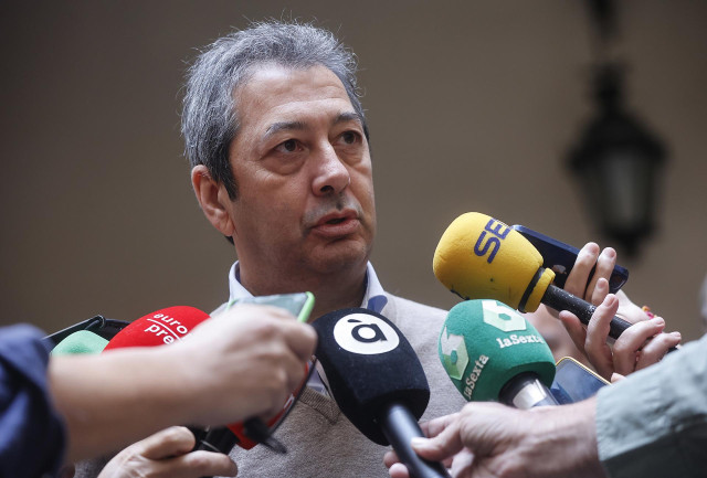 El vicepresidente primero y conseller de Cultura y Deporte de Valencia, Vicente Barrera, atiende a los medios de comunicación.
