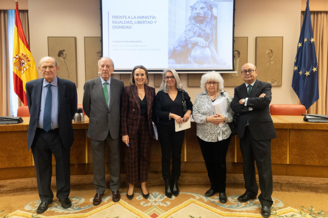 (I-D) Foto de familia, el jurista Enrique Gimbernat Ordeig; el jurista Tomás Ramón Fernández; la secretaria general del PP, Cuca Gamarra; la corresponsal política de 'El Mundo', Marisa Cruz; la jurista Teresa Freixes Sanjuán y el Doctor en Derecho José Ma