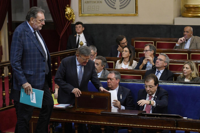(I-D) El portavoz de Junts en el Senado, Josep Lluís Cleries; el secretario general del PSPV-PSOE, Ximo Puig; el secretario del PSOE-A, Juan Espadas, y el secretario de Política Autonómica del PSOE y vicepresidente segundo del Senado, Guillermo Fernández