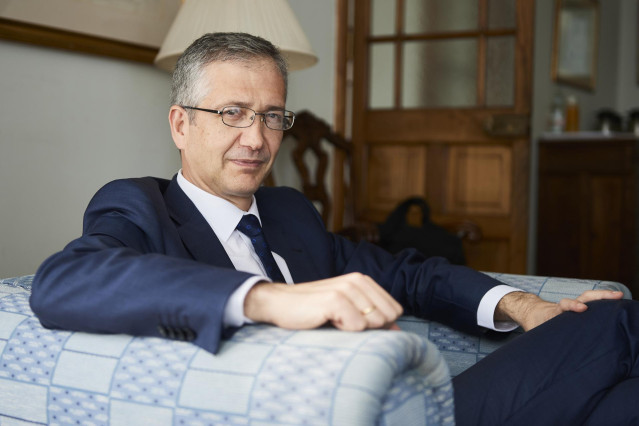 Archivo - El Gobernador del Banco de España, Pablo Hernández de Cos, durante la segunda jornada del curso de la APIE de la Universidad Internacional Menéndez Pelayo (UIMP), en el Palacio de la Magdalena, a 23 de junio de 2023, en Santander, Cantabria (Esp