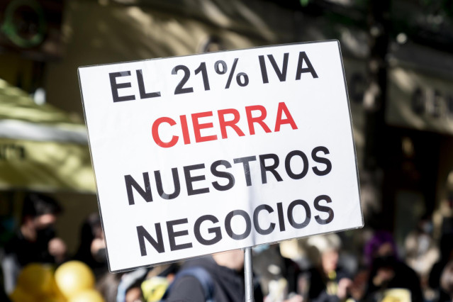 Archivo - Una pancarta durante la concentración por la bajada del IVA a la imagen personal ante la sede del PSOE, a 25 de octubre de 2021, en Madrid, (España). La Alianza empresarial por la bajada del IVA a la imagen personal intensifica su protesta y rei