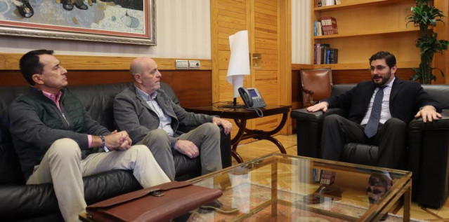 El vicepresidente del Gobierno de Aragón, Alejandro Nolasco, junto a Francisco Langa y Miguel Ángel Ramos (Stop Sucesiones y Plusvalía).