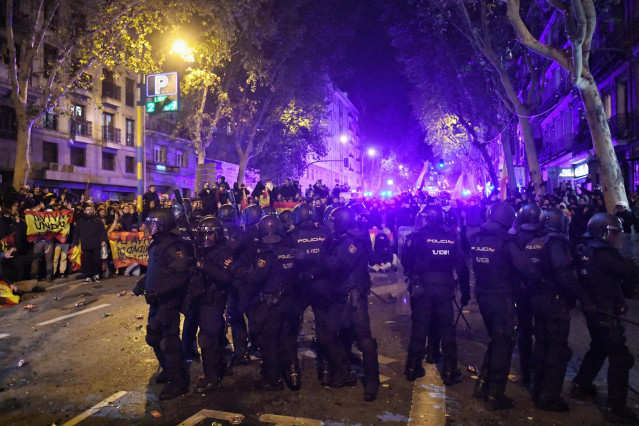 Decenas de manifestantes con banderas se enfrentan a la Policía, durante una concentración en contra de la amnistía, frente a la sede del PSOE en la calle Ferraz, a 7 de noviembre de 2023, en Madrid (España).