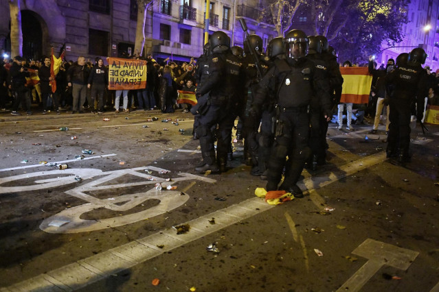 Decenas de manifestantes con banderas se enfrentan a la Policía, durante una concentración en contra de la amnistía, frente a la sede del PSOE en la calle Ferraz, a 7 de noviembre de 2023, en Madrid (España).