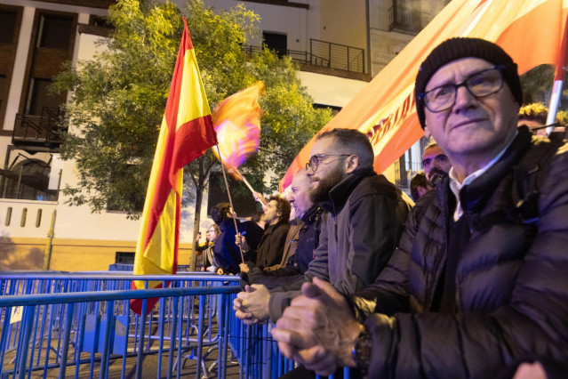 Decenas de manifestantes con banderas, a 7 de noviembre de 2023, en Madrid (España).