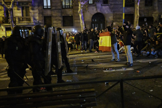 Decenas de manifestantes con banderas se enfrentan a la Policía, durante una concentración en contra de la amnistía, frente a la sede del PSOE en la calle Ferraz, a 7 de noviembre de 2023, en Madrid (España).