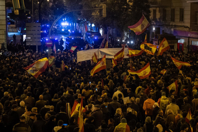 Cientos de personas con banderas y pancartas, durante una concentración en contra de la amnistía, en la sede del PSOE en la calle Ferraz, a 8 de noviembre de 2023, en Madrid (España).