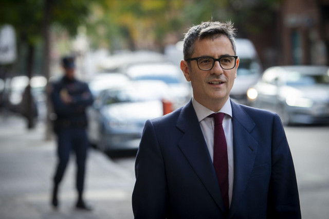 El ministro de la Presidencia, Relaciones con las Cortes y Memoria Democrática en funciones, Félix Bolaños, a su llegada a la mesa redonda 'Bulos y desinformación. Cómo afecta a las personas mayores'