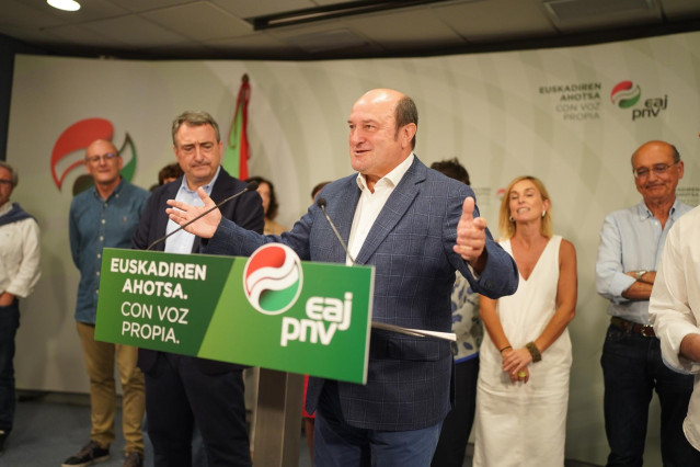Archivo - El presidente del EBB del PNV, Andoni Ortuzar,  Aitor Esteban, y otros candidatos y dirigentes jeltzales