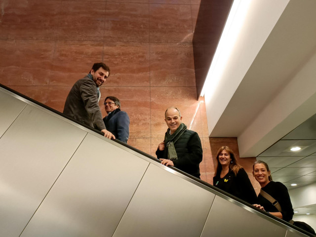 (I-D) El exconseller y eurodiputado de Junts Toni Comín; el expresidente de la Generalitat, Carles Puigdemont; el secretario general de Junts per Catalunya, Jordi Turull; la presidenta de Junts, Laura Borràs, y la diputada de Junts, Miriam Nogueras, a su
