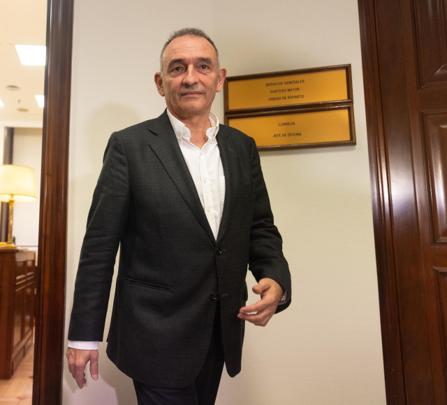 El portavoz de Izquierda Unida en el Congreso y diputado por Sumar, Enrique Santiago, a su salida tras presentar una iniciativa parlamentaria en el Congreso de los Diputados, a 2 de noviembre de 2023, en Madrid (España).